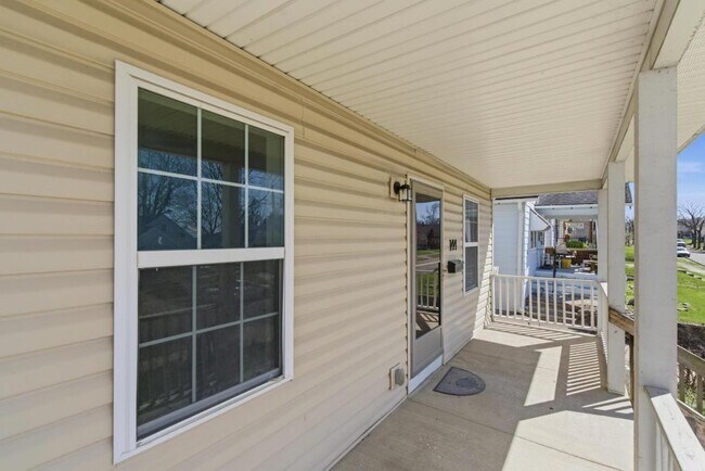 Building Photo - 144 N Quentin Ave