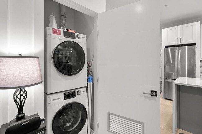 Building Photo - 2 Bed 2 Bath - Adams Morgan Condo - Comple...