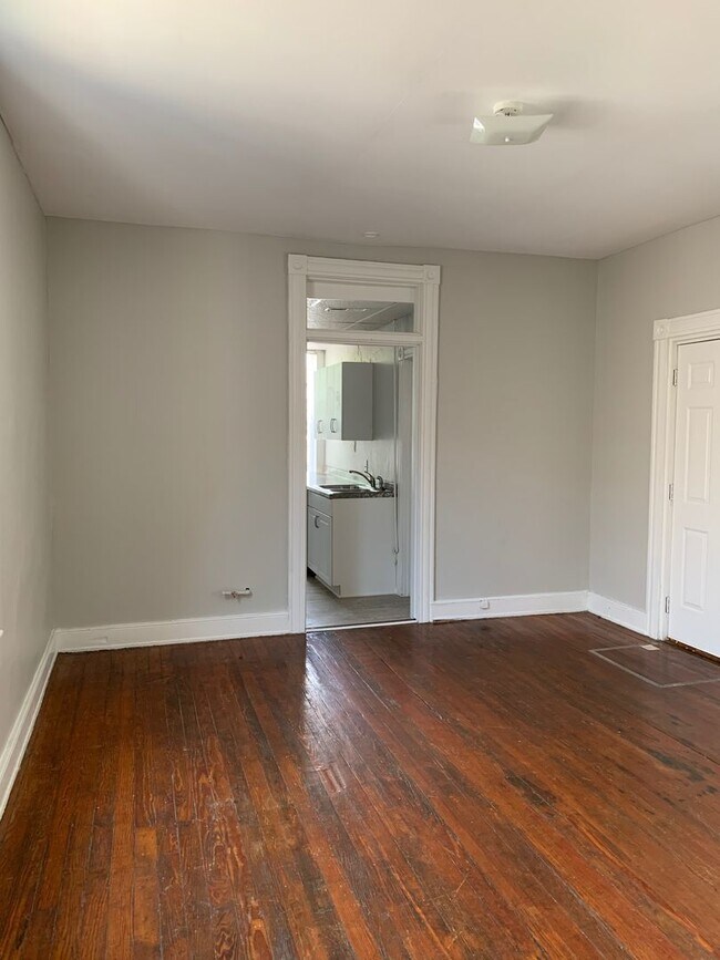 Building Photo - 2210 Parkwood Ave