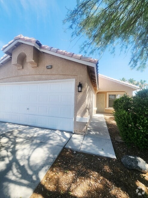 Building Photo - 8472 W Gilmore Ave