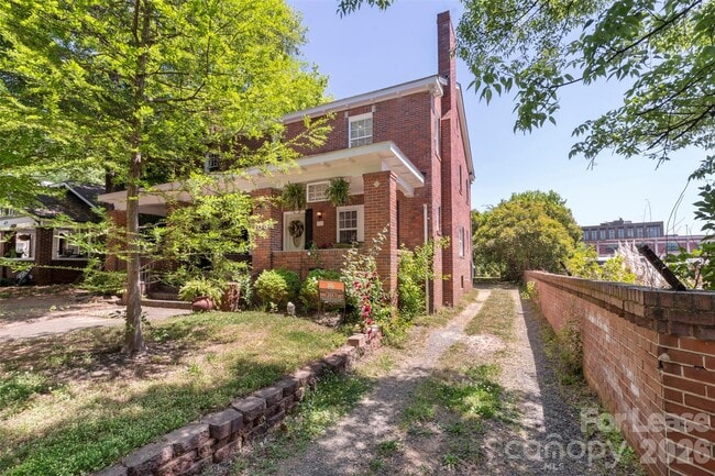 Building Photo - 703 S Summit Ave