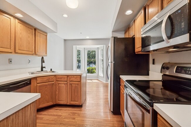 Building Photo - Spacious 3 Bedroom, 2.5 Bath Townhouse in ...