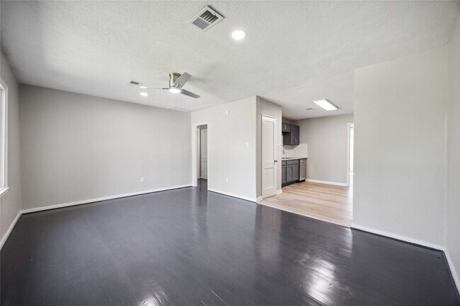 Building Photo - 5206 Willow Glen Dr