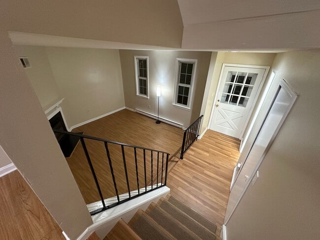 Building Photo - Beautifully remodeled 3-bed 2.5-bath Townh...