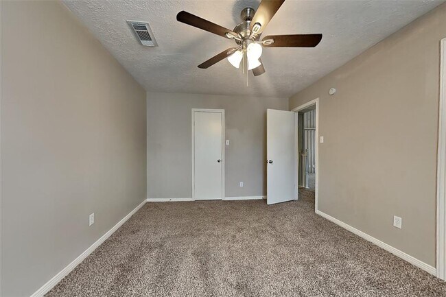 Building Photo - 11942 Hillbrook Dr