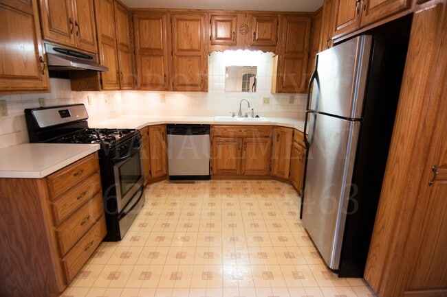 Building Photo - 4 Bedroom 2 Bath