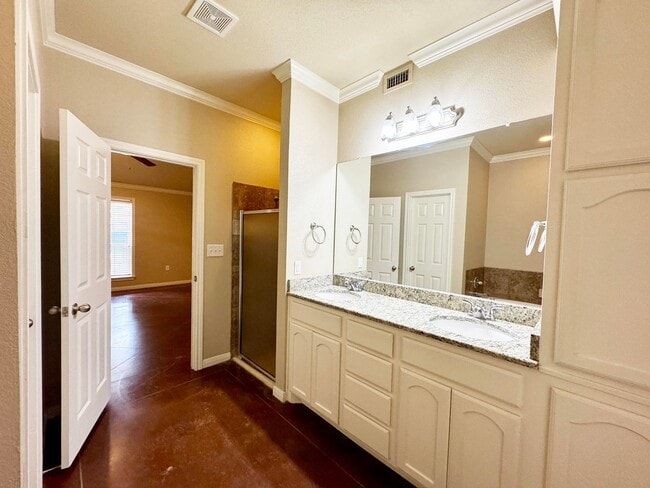 Building Photo - Salem Way Luxury Townhomes