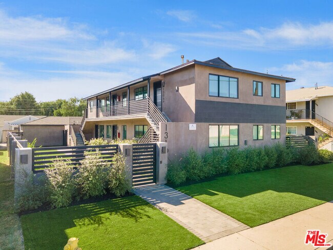 Building Photo - 1310 W Valencia Dr