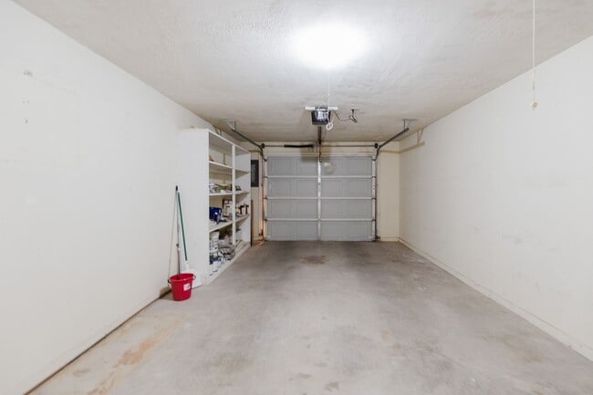 Building Photo - 2 Bedroom, 2 Bath Townhouse