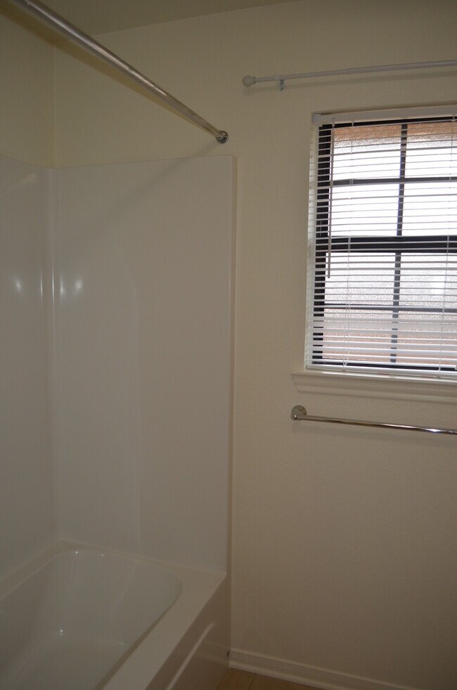 Building Photo - 913Daisy