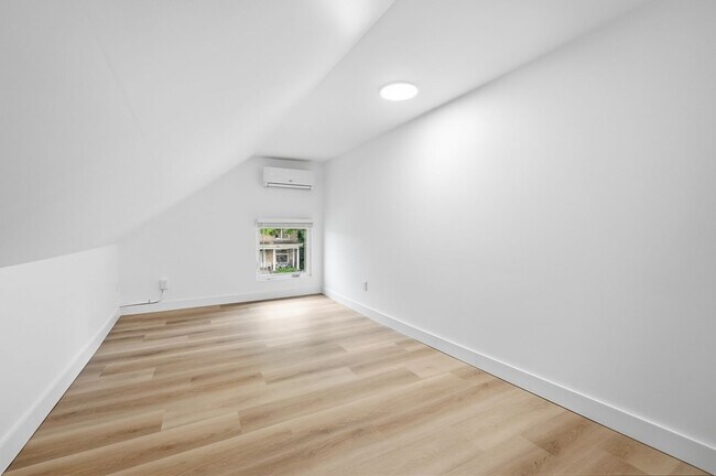 Building Photo - 568 Hale Ave