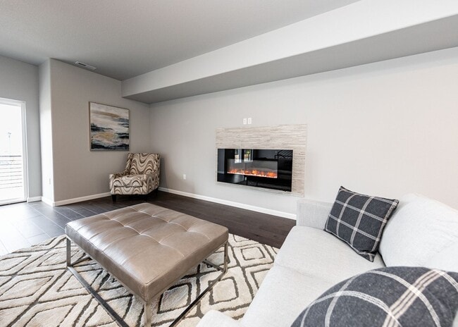 Building Photo - Luxury Executive Westside Townhouse with E...