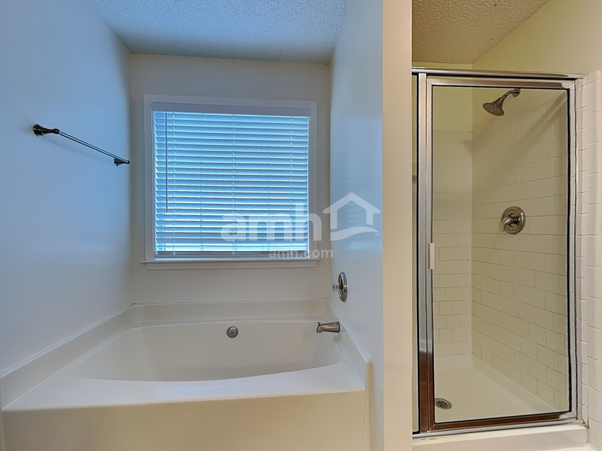 Building Photo - 582 Lullingstone Dr SE