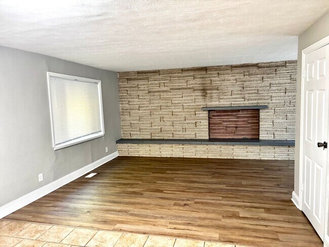 Building Photo - Spacious 3-Bed Townhome with Garage in Day...