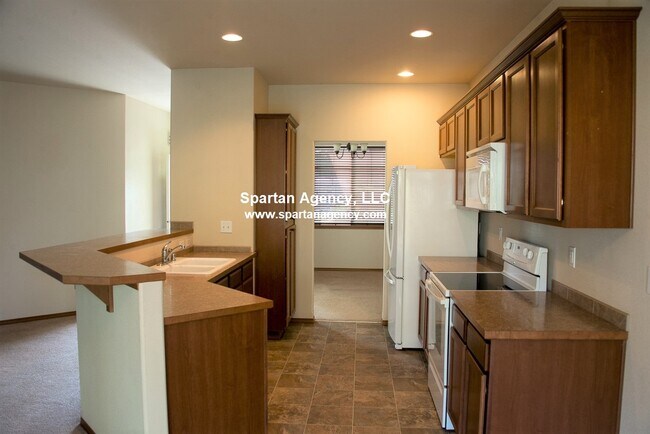 Building Photo - 912 Grinnell Ave SW