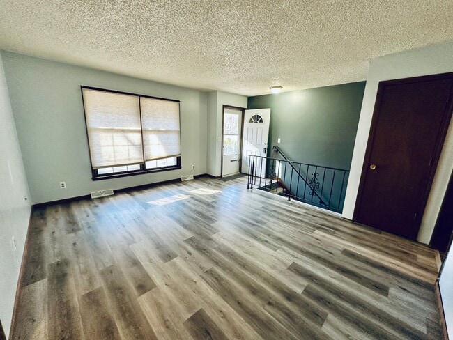 Building Photo - {1809} Spacious Duplex in Great Blue Springs Location + Finished Basement + 1 Car Garage