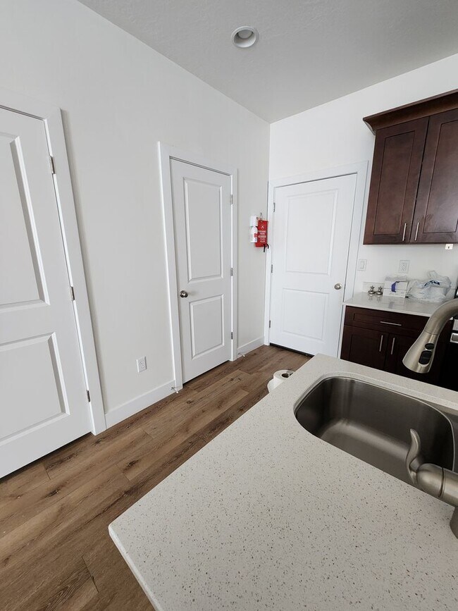 Building Photo - Beautiful Modern Townhome with Spacious La...