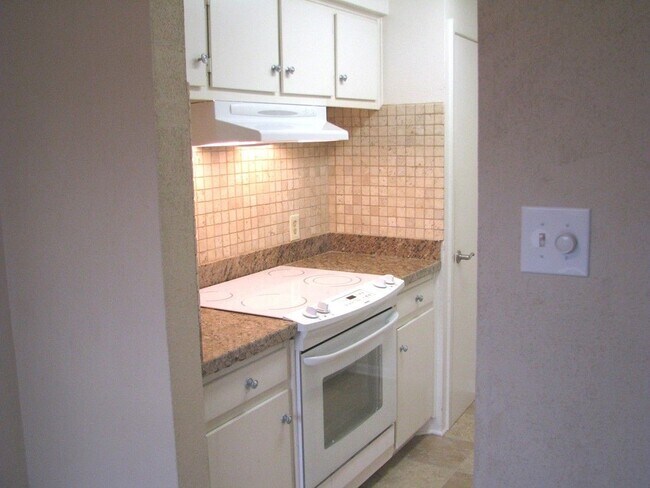 Building Photo - 8277 Kingsbrook Rd