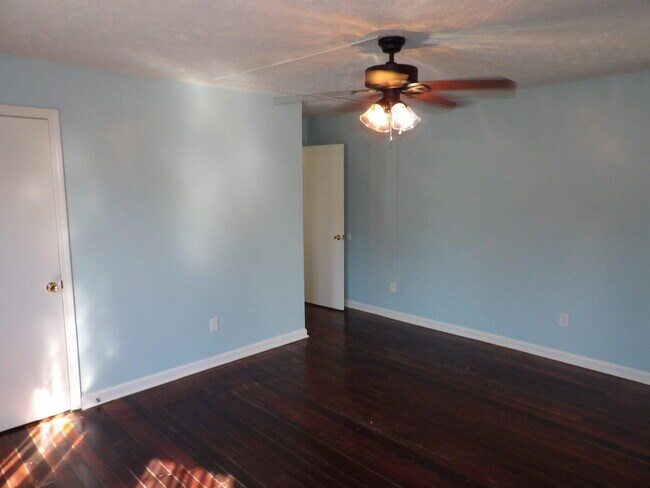 Building Photo - 604 Taylor Ave
