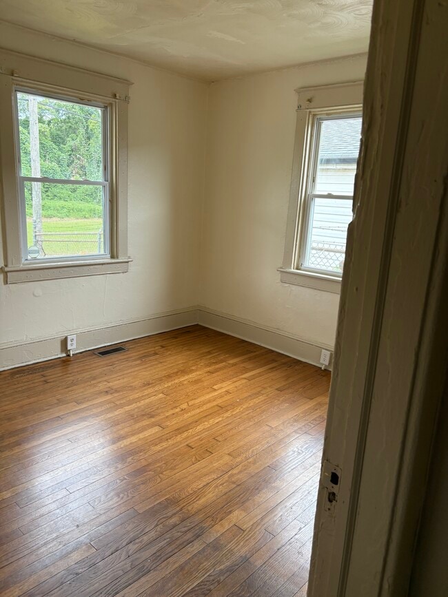 Building Photo - 624 Hinton St