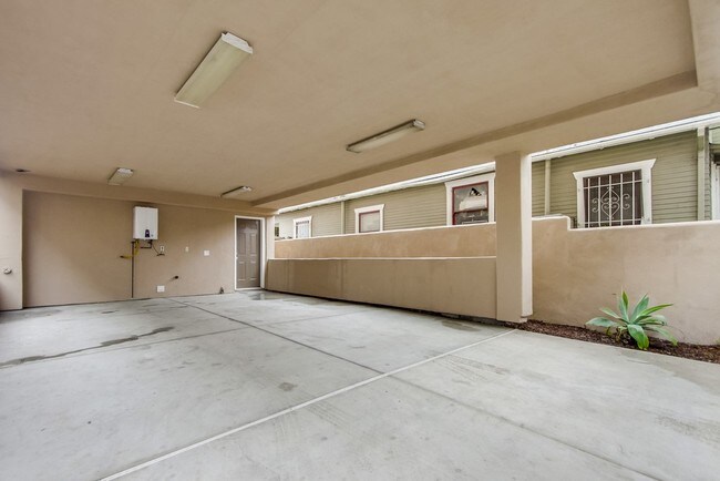 2 car parking - 4325 38th St