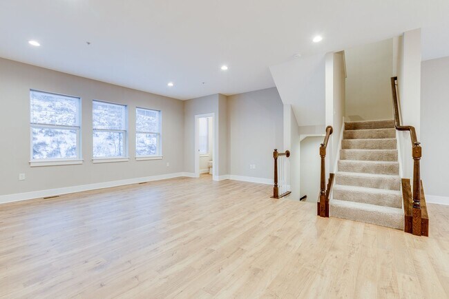 Building Photo - 4005 Stefano Dr