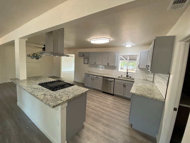 Building Photo - Beauitfully upgrade 3 Bedroom on large lot!