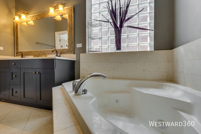 Building Photo - 1033 W Monroe St