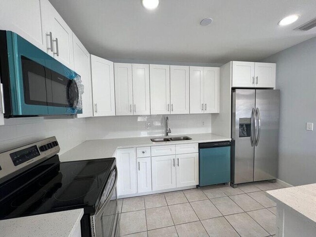 Building Photo - 556 Holly Dr