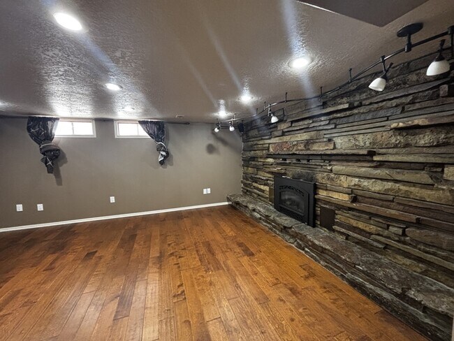 Building Photo - 157 N 400 W