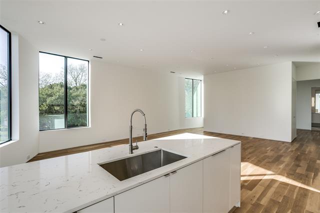 Building Photo - 2422 N Carroll Ave