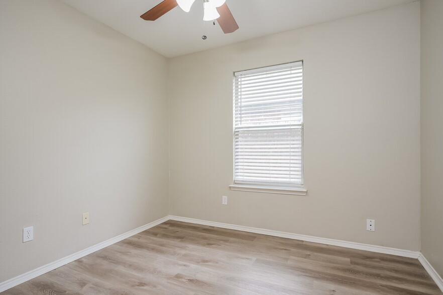 Building Photo - 2522 Esquire Dr