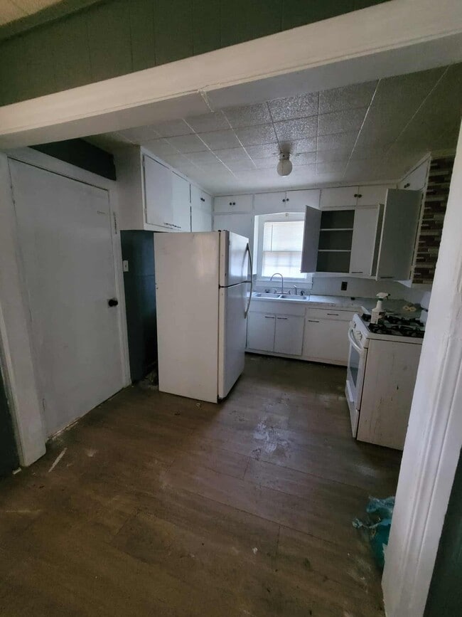 Building Photo - 108 E Cedar Ave