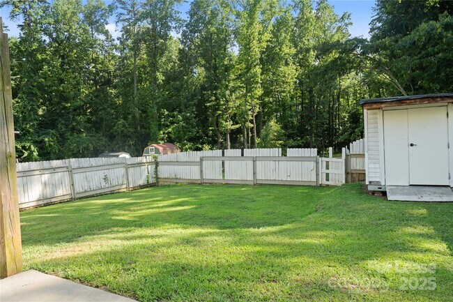 Building Photo - 717 Dawn Cir