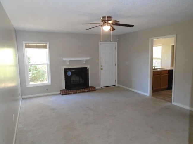 Building Photo - 3 bedroom in Hope Mills!