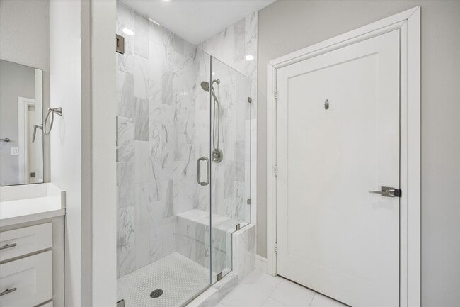 Building Photo - 940 W 21st St