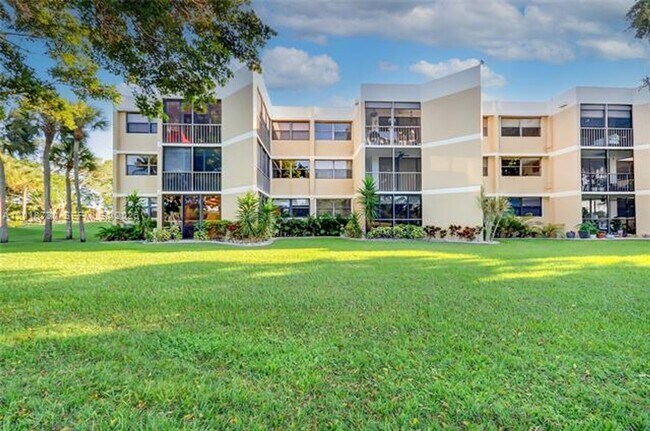 Building Photo - 16175 Golf Club Rd
