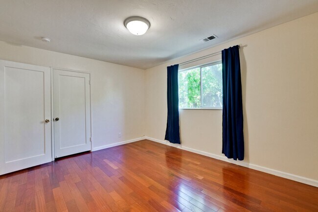 Building Photo - Large single family 4 Bed, 2 1/2 Bath Home...