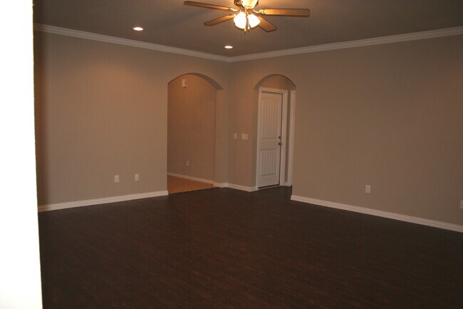 Building Photo - 307 Sage Ct
