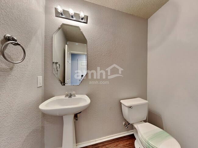 Building Photo - 2432 Arroyo Springs Dr