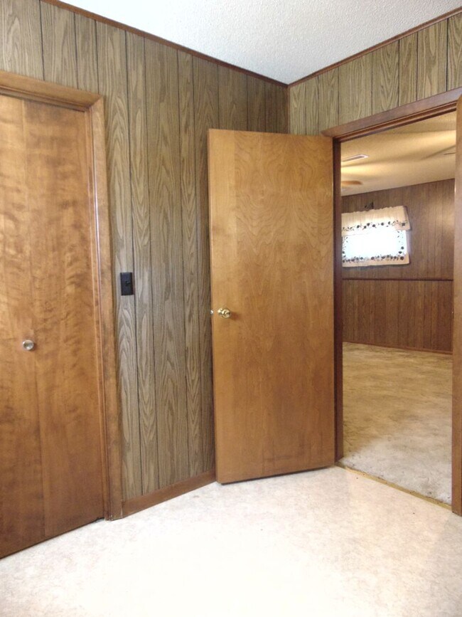 Building Photo - Fayette Family Farm House!