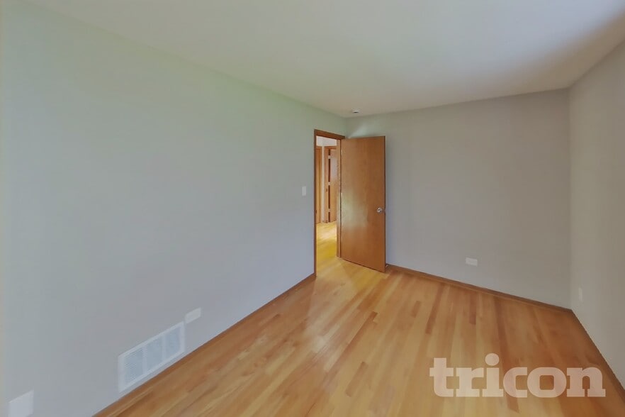 Building Photo - 5004 Lake Dawnwood Dr