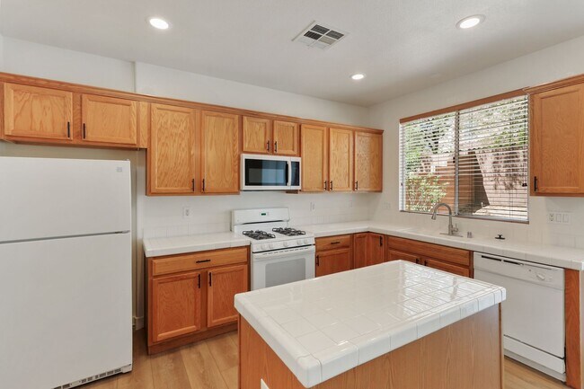 Building Photo - 5870 Lustrous Ct