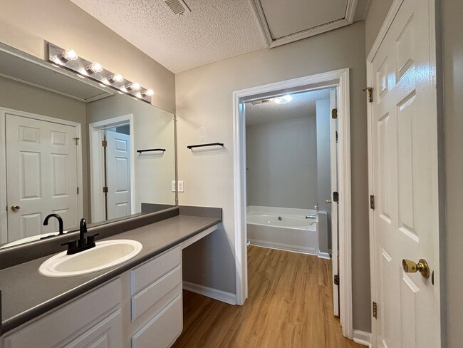 Building Photo - 2 Br 2 Bath Move In Ready!