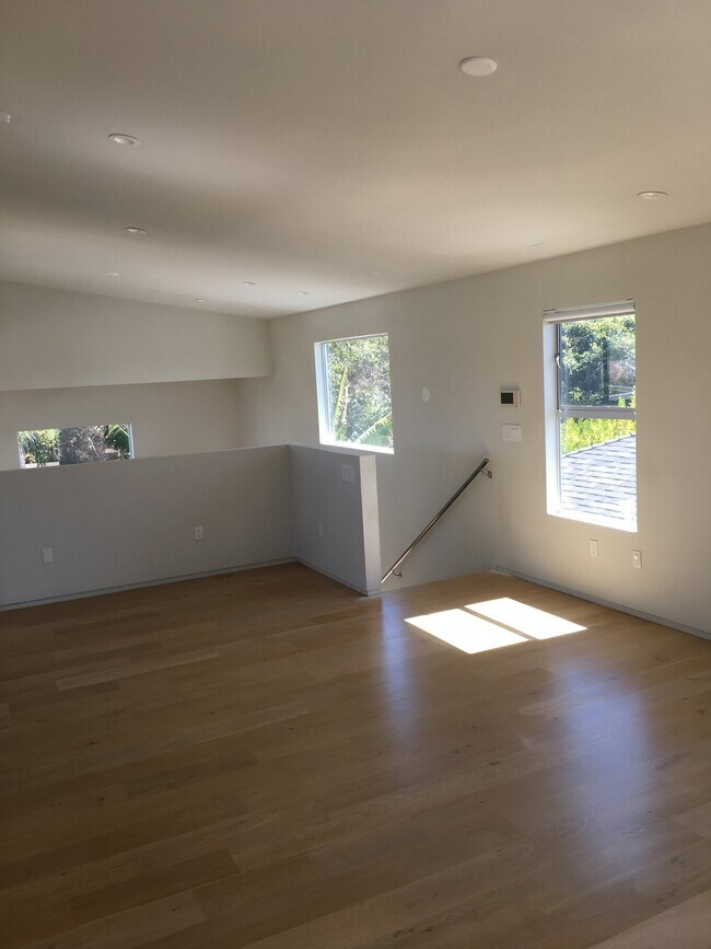 Building Photo - 615 6th Ave
