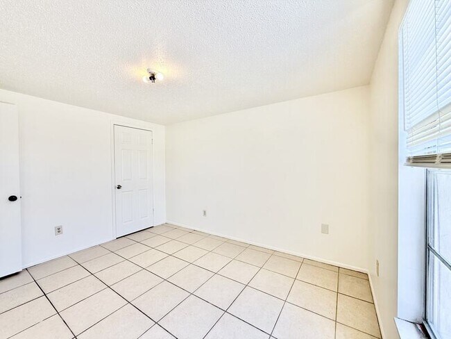 Building Photo - 7071 Bee Ridge Rd