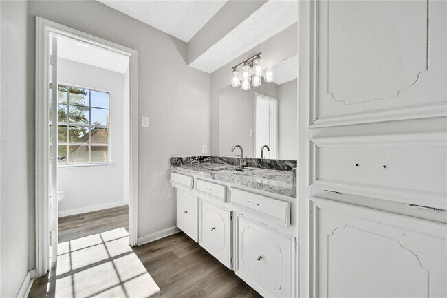 Building Photo - 13426 Balcrest Dr