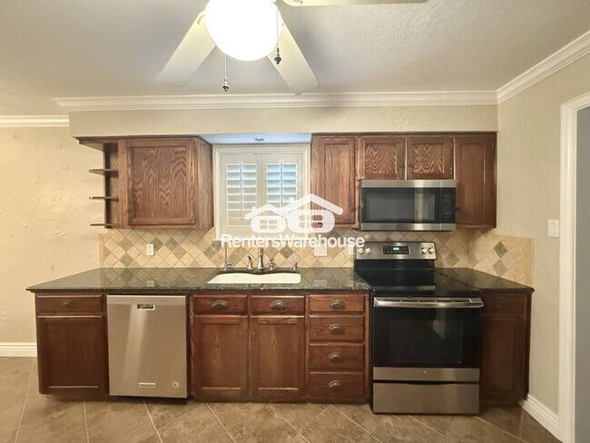 Building Photo - Beautiful home in well established neighbo...