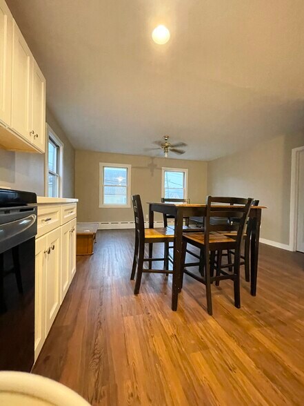Open kitchen and living area - 540 Thames St