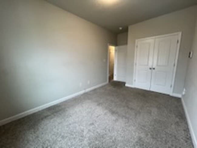 Building Photo - Spacious